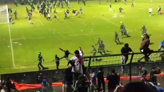Tragedia en el fútbol: estampida en Indonesia deja 174 personas muertas