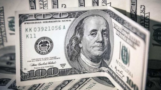El dólar blue perdió $4 y cerró a $284