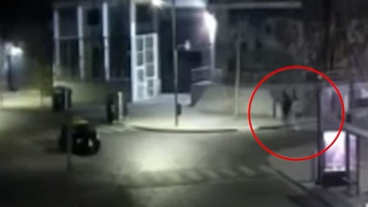 Así fue el ataque de los amigos de Margot Robbie y Cara Delevingne al fotógrafo