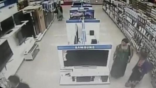 #VideoViral : La mujer que se roba una TV abajo de su pollera