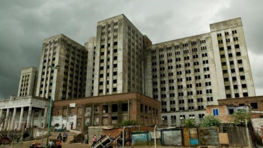 Demolerán el Elefante Blanco para levantar allí el ministerio de Desarrollo Humano y Hábitat