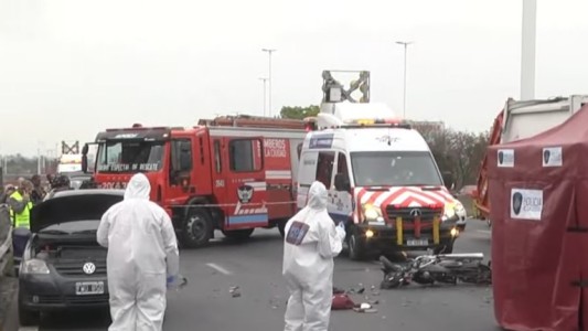 Motociclista chocó contra un auto y murió: demoras en la avenida General Paz