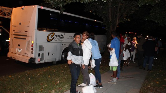 Puerta a puerta: Texas manda migrantes a la casa de la vicepresidenta Kamala Harris - #FlashChat