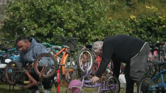 Te presento: Coco y Juan Cruz, los creadores de un banco de bicicletas
