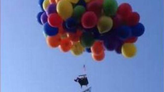 Imputan a un hombre por volar atado a 100 globos de helio