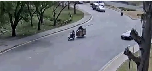 Insólito robo: sacaron la barrera de un cruce de vías y huyeron en moto