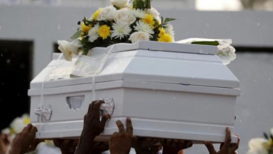 Un bebé despierta en un ataúd durante su funeral en Kenia