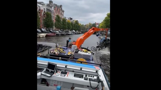 El video viral de la limpieza de canales en Ámsterdam