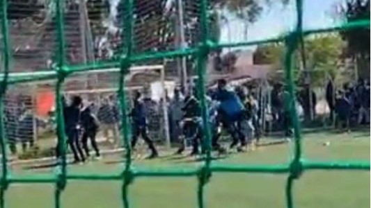 Video: Un partido de fútbol infantil terminó a las piñas