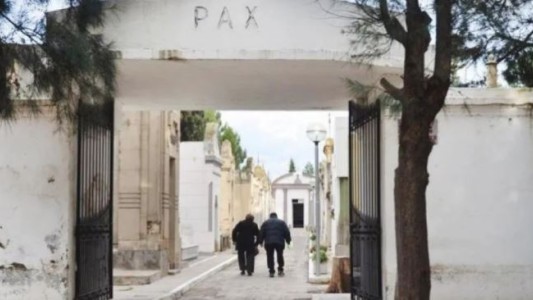 Profanaron un cuerpo y lo colocaron en un banco del cementerio: ¿robo o rito satánico?