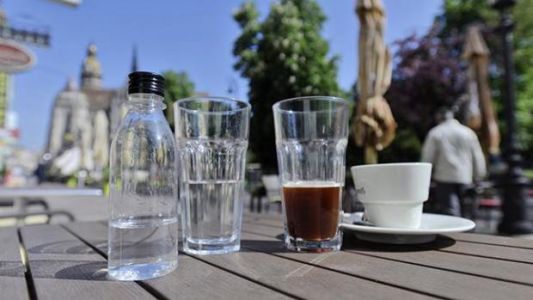 Inventó un café transparente que no mancha los dientes
