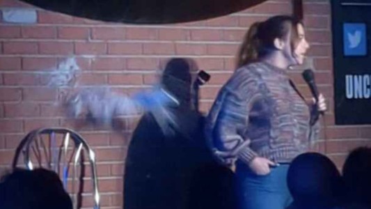 Votantes de Trump atacan con cerveza a la comediante Ariel Elias: la reacción - #FlashChat