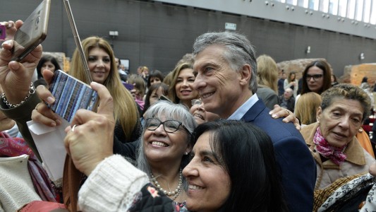 Durante los incidentes en PepsiCo, Macri asistió a una muestra fotográfica por los 100 años del voto femenino