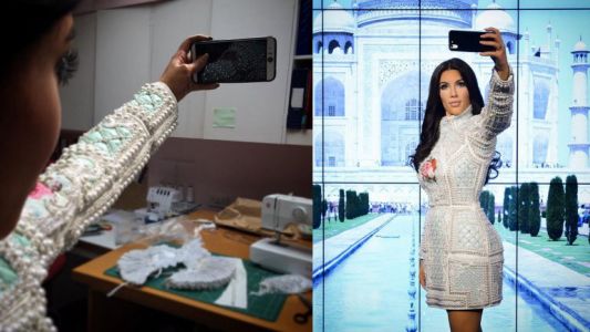 Adivinen de quién es la primera estatua de cera que saca selfies