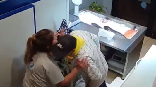 Le robó, la saludó con un beso y huyó - #REC