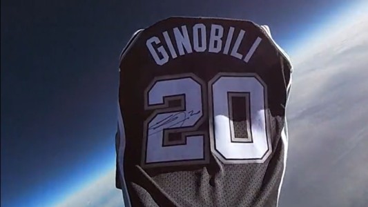 Ginóbili, inmenso: la NBA mandó su camiseta a la estratósfera - #FlashChat