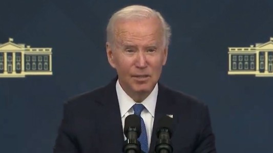 Un nuevo blooper de Biden: leyó las instrucciones del teleprómpter durante un discurso