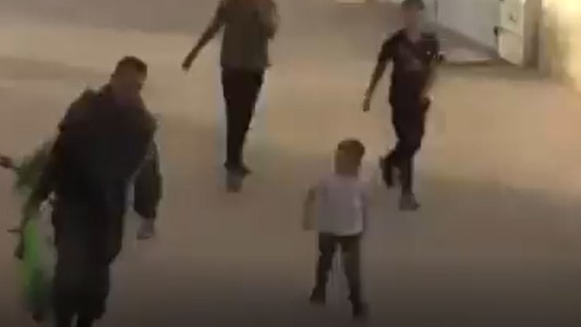 Un soldado israelí le confiscó la bicicleta a un niño y la tiró a la basura