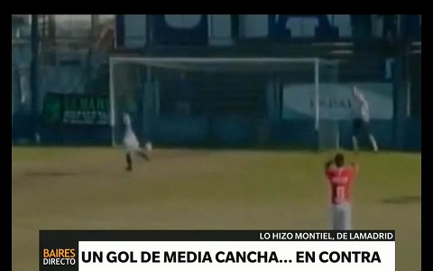 Un gol de media cancha, pero en contra