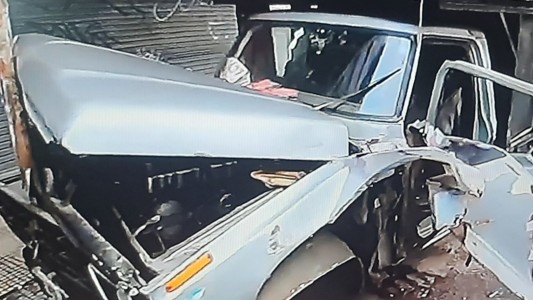 Colectivero chocó a una camioneta estacionada, bajó a los pasajeros y huyó