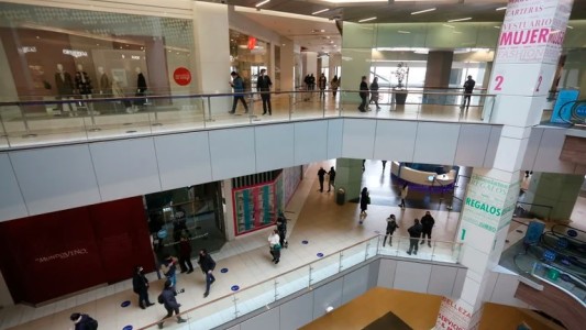 Un hombre se suicidó al tirarse desde un shopping y cayó sobre una mujer