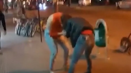 Video: dos mujeres discutieron por su turno en la fila de la verdulería y se tomaron a trompadas