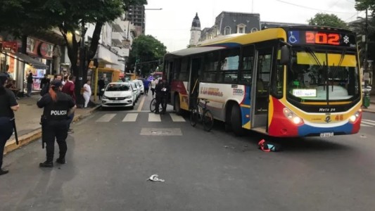 Ciclista quiso esquivar la puerta abierta de un taxi, lo atropelló un colectivo y murió
