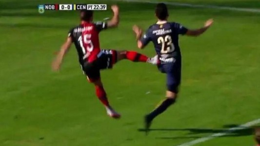 La terrible patada del clásico rosarino que para Pitana no fue foul