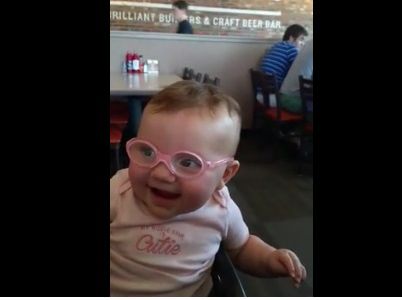 #Esviral La alegría de una beba de un año cuando ve a sus padres nítidamente por primera vez