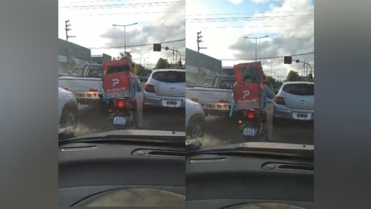 Un repartidor llevó a un niño en la caja del delivery