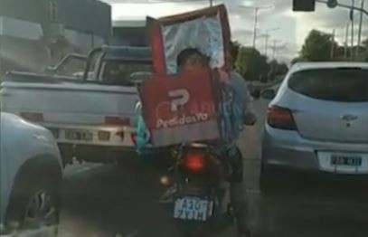 "No tengo con quién dejarlo": Un repartidor lleva a su hijo en la caja de delivery de su moto