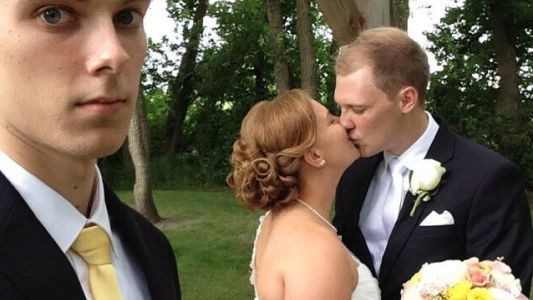 #EsViral: las fotos de cómo es ser el "amigo soltero" de una pareja