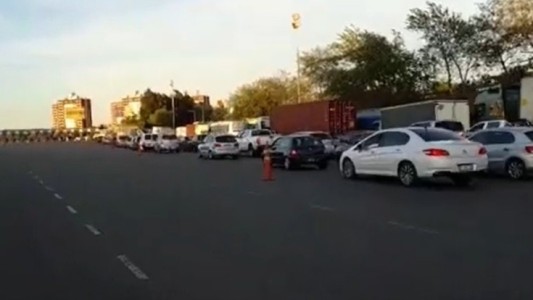 Caos en peajes por protestas de trabajadores: limitan pasos y levantan barreras