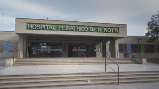 Se le cayó un portón en la cabeza a una nena y está en grave estado