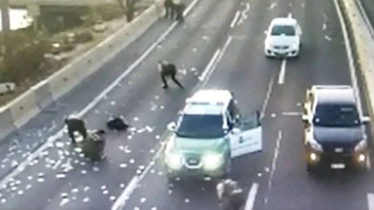 Robo millonario: en su huida, los delincuentes tiraron dinero en la autopista