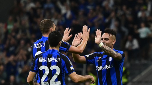 El Inter goleó, clasificó a los octavos de la Champions League y eliminó al Barcelona