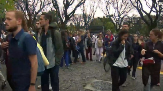 Residentes marcharon en reclamo de una mejora salarial y decidieron continuar con el paro por tiempo indeterminado