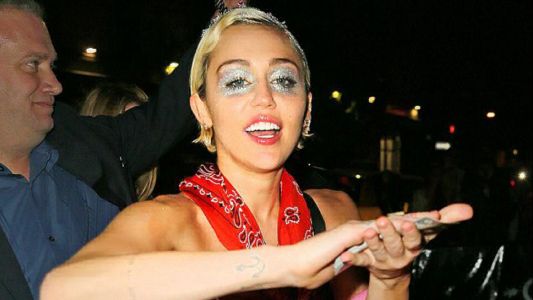 Miley Cyrus con maquillaje curioso y pelos en las axilas