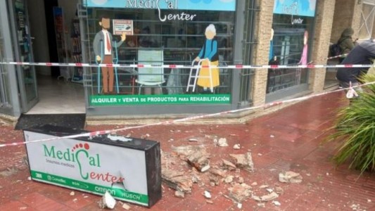 Mar del Plata: caminaba por la vereda y le cayó un cartel publicitario en la cabeza