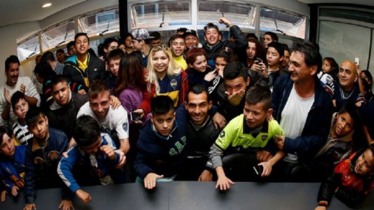 Tevez recibió a los chicos de un comedor de Fuerte Apache después de la práctica