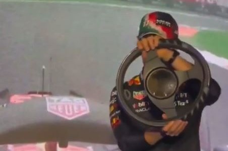 Impactante: un piloto demostró saberse de memoria el circuito al manejar con los ojos cerrados