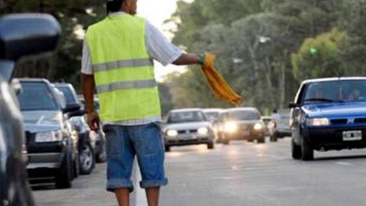 Reclaman denunciar la presencia de los "trapitos" en River: piden hasta 6 mil pesos por auto