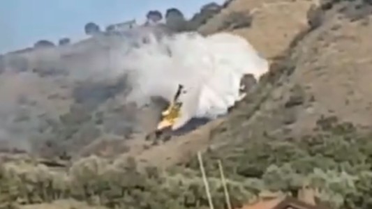 Un avión hidrante cayó y explotó mientras combatía un incendio en Italia