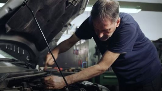 Laburantes: la historia de Pedro, un mecánico que trabaja desde los 13 años