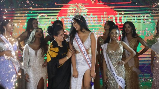 Piñas para todos en la elección de una reina de belleza - #FlashChat