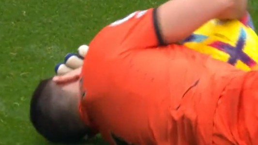 Nueva alerta en la Selección: Dibu Martínez, reemplazado tras sufrir un golpe en la cabeza