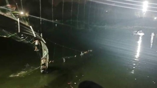 Al menos 120 muertos en el colapso de un puente colgante recién reparado en India