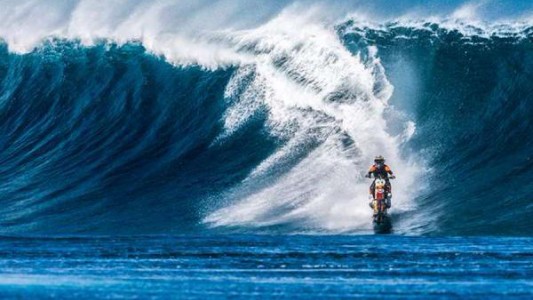 #EsViral Robbie Maddison surfea las olas de Tahití con su moto