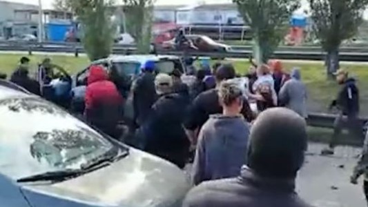 Furia en Virrey del Pino: atacaron patrulleros por un supuesto caso de gatillo fácil