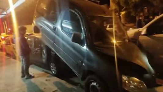 Chocó borracho tres autos: no pudo ni soplar - #FlashChat